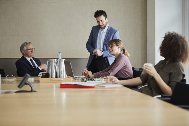 Colegas em reunião na sala de reuniões — Fotografia de Stock
