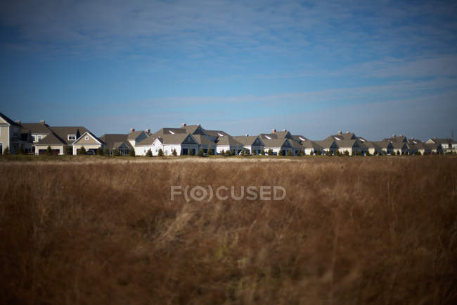 Wohnbebauung und Feld mit trockenem Gras in ohio, USA — Stockfoto