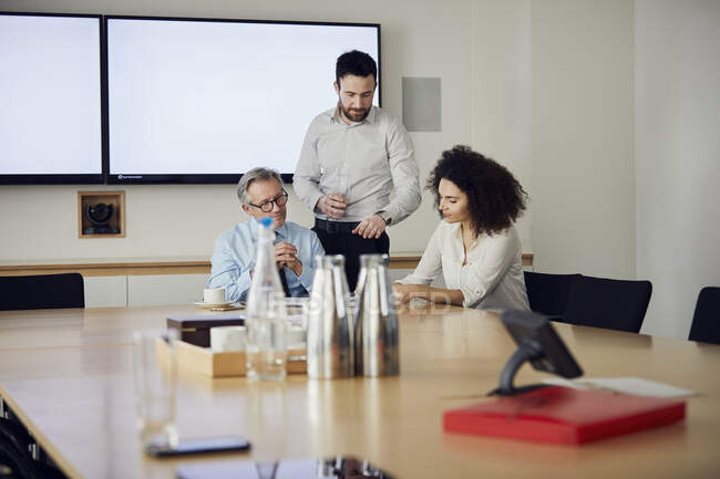 Colleagues in meeting in boardroom — Stock Photo