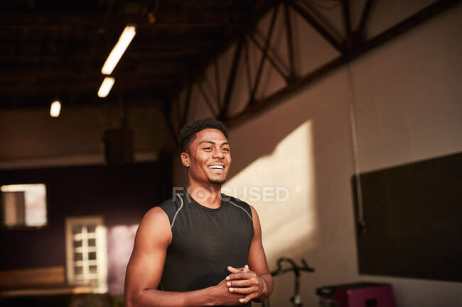 Porträt eines Mannes im Fitnessstudio, der lächelnd wegschaut — Stockfoto
