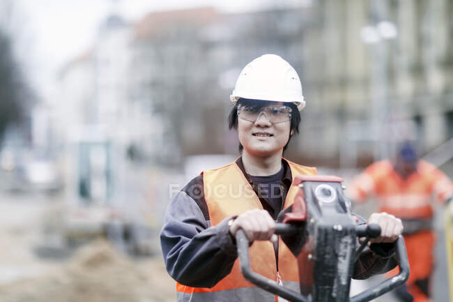 Jeune travailleur de la construction portant un casque dur — Photo de stock