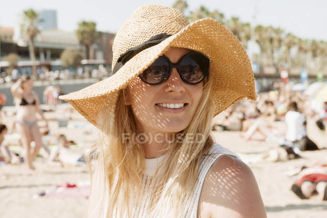 Ritratto di donna in cappello da sole sulla spiaggia, Barcellona, Catalogna, Spagna — Foto stock