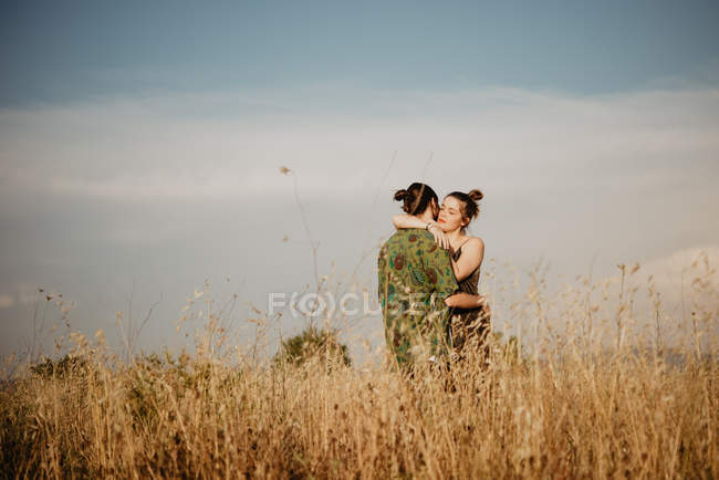 Couple on golden grass field, Arezzo, Tuscany, Italy — Stock Photo