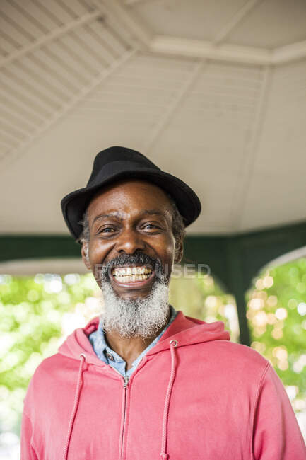 Портрет зрелого мужчины, улыбающегося — стоковое фото