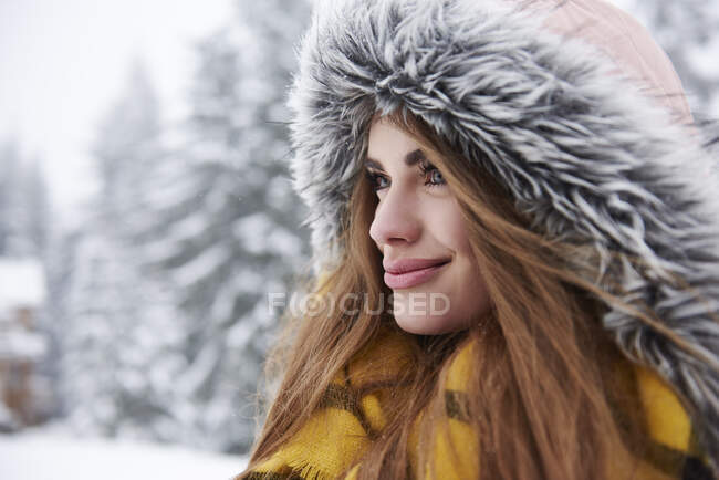 Giovane donna in inverno — Foto stock
