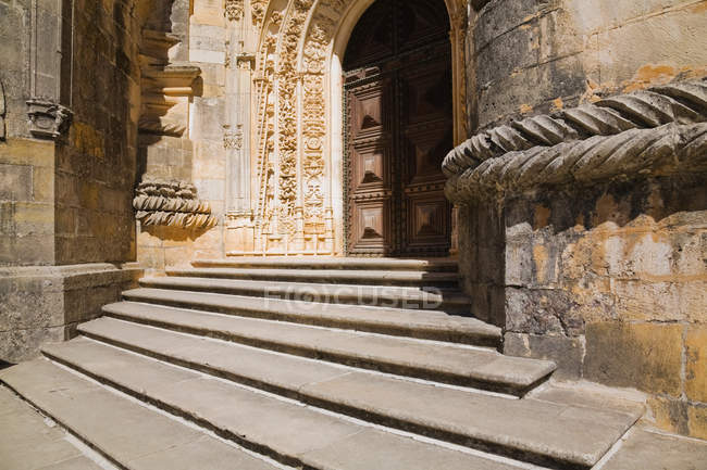 Лестница возле монастыря Ордена Христа, Томар, Португалия — стоковое фото