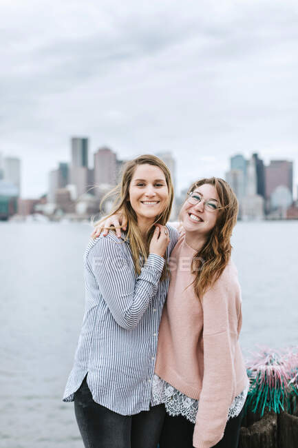 Retrato de amigos olhando para a câmera sorrindo, Boston, Massachusetts, Estados Unidos — Fotografia de Stock