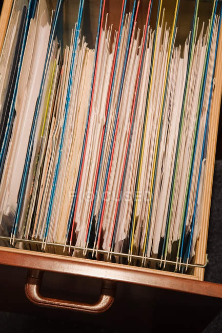Vista de arquivos multicoloridos na gaveta, close-up — Fotografia de Stock