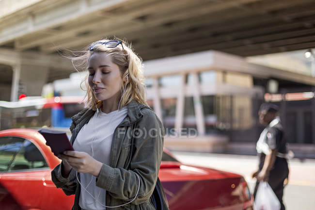 Frau benutzt Handy auf Straße, Kapstadt, Südafrika — Stockfoto