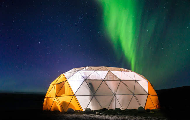 Iluminado barraca cúpula, Aurora Borealis no fundo, Narsaq, Vestgronland, Groenlândia — Fotografia de Stock