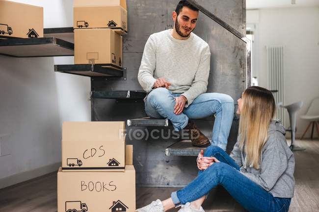 Casal sentado com caixas de papelão, voltando para casa — Fotografia de Stock