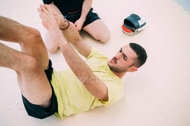 Homme faisant des redressements assis — Photo de stock