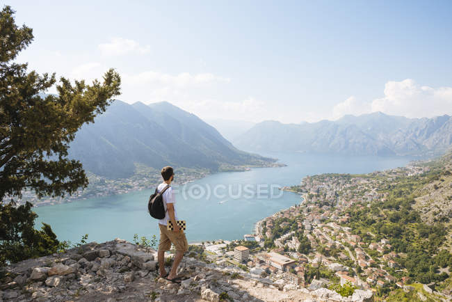 Escursionista in montagna guardando il mare, Kotor, Montenegro, Europa — Foto stock