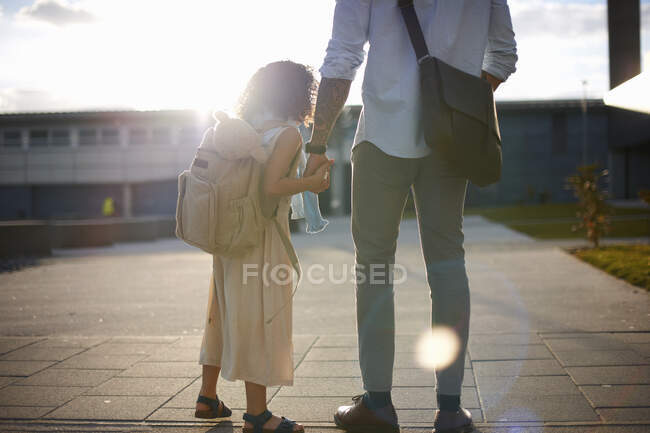 Padre sosteniendo la mano de hija - foto de stock