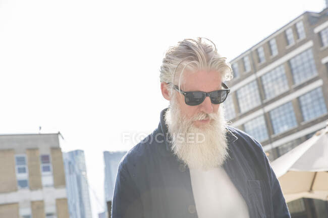 Bärtiger Mann mit Sonnenbrille, London, UK — Stockfoto