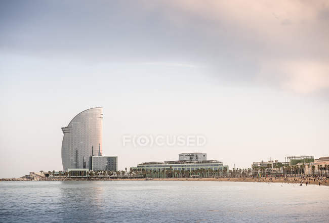 Beach with Hotel W in background, Barcelona, Catalonia, Spain — Stock Photo