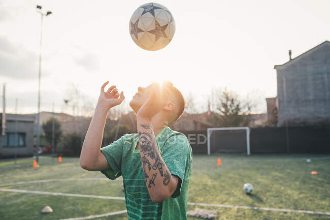 Giocatore di calcio intestazione palla — Foto stock