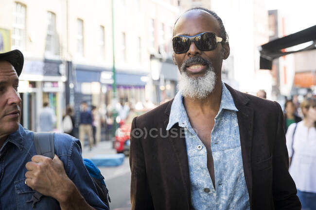 Amigos en la calle, Londres, Reino Unido - foto de stock