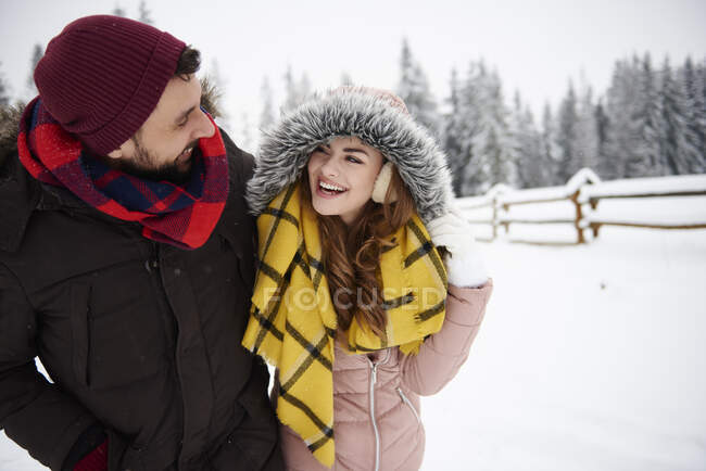 Giovane coppia a piedi nella neve — Foto stock