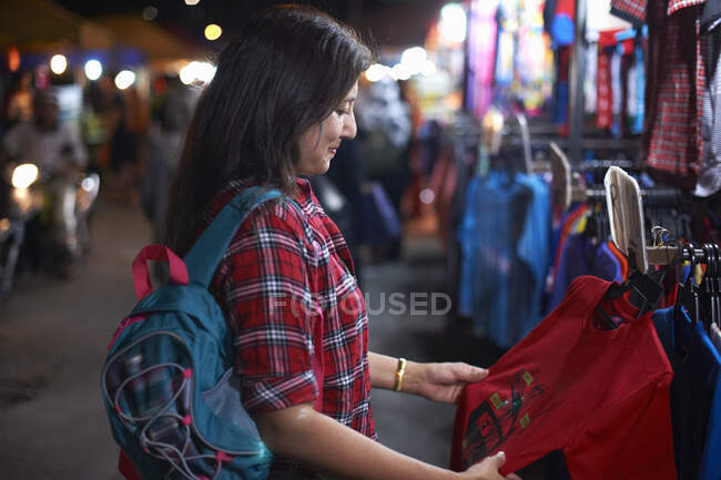 Tourist shopping at night market, Kuala Lumpur, Malaysia — Stock Photo