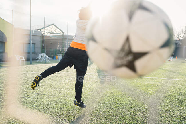 Goleiro defendendo gol em campo — Fotografia de Stock