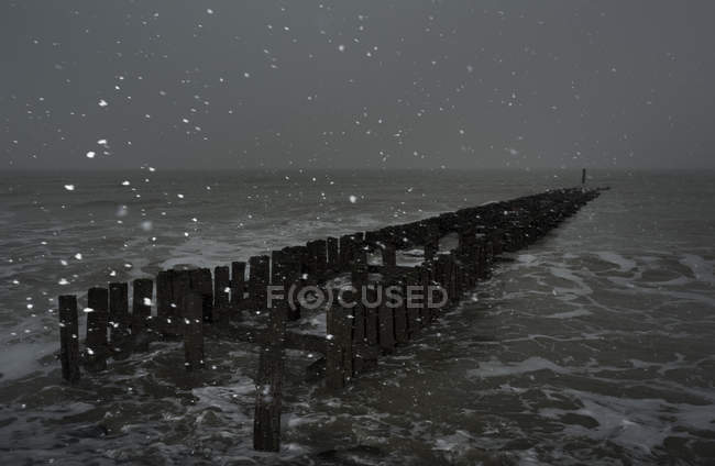 Meereslandschaft mit Schnee an Buhnen, Domburg, Zeeland, Niederlande — Stockfoto