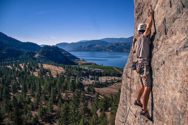 Side view of man climbing on Skaha Bluffs in Provincial Park, Penticton, Canada — Stock Photo