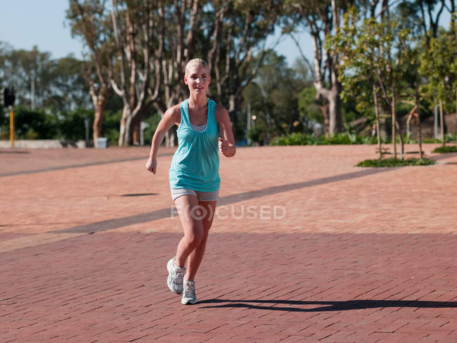 Junge Frau läuft ins Freie — Stockfoto