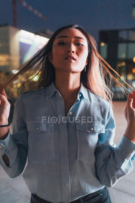 Portrait of mid adult woman outdoors at night — Stock Photo