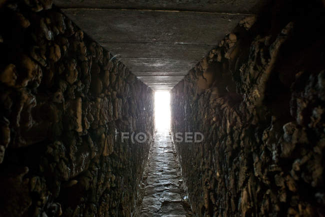 Blick auf leeren Tunnel mit Tageslicht — Stockfoto