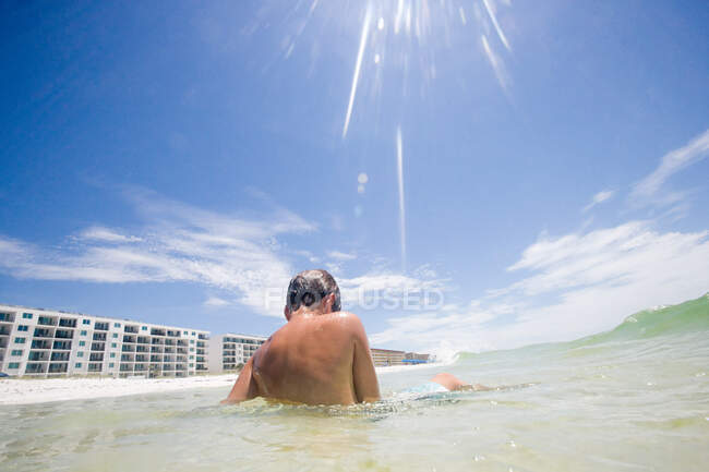 Garçon assis en mer en vacances — Photo de stock