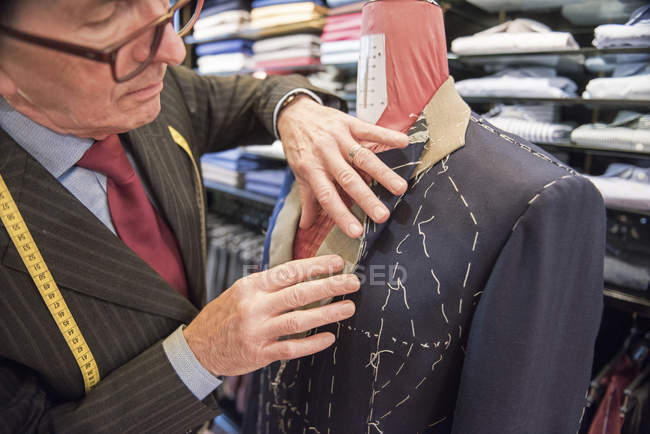 Alfaiate preparando jaqueta terno sob medida em alfaiates manequim — Fotografia de Stock
