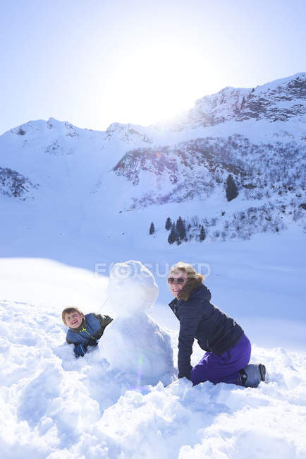 Брати і сестри, роблячи сніговика, Хінтертукс, Тіроль, Австрія — стокове фото