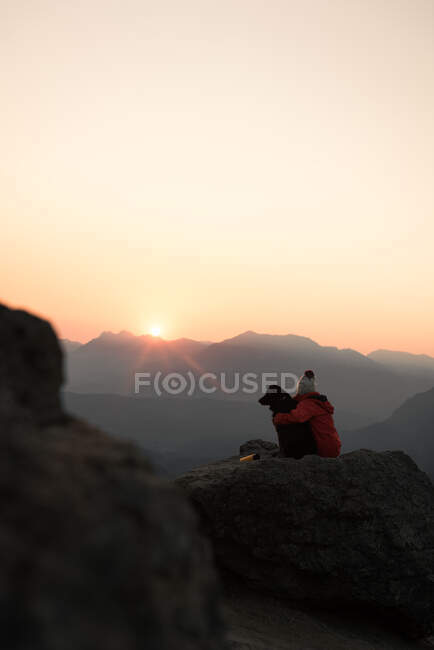 Mulher com cão no topo da colina ao nascer do sol, Rattlesnake Ledge, Washington, EUA — Fotografia de Stock