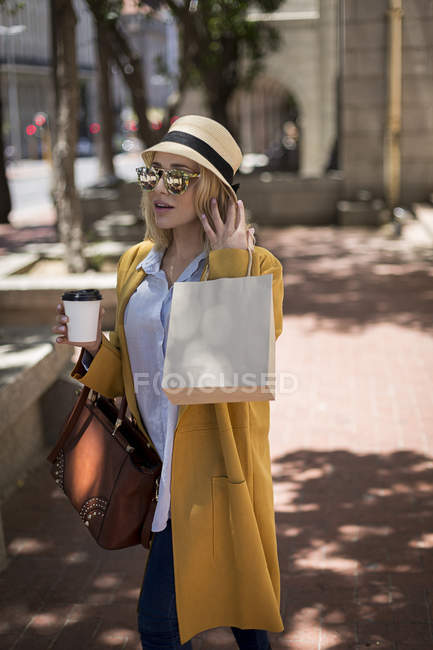 Femme avec café pour faire du shopping, Cape Town, Afrique du Sud — Photo de stock