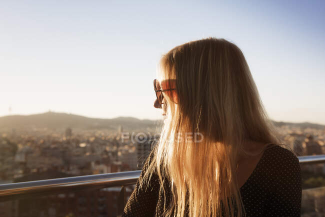 Mulher olhando para a vista da cidade, Barcelona, Catalunha, Espanha — Fotografia de Stock