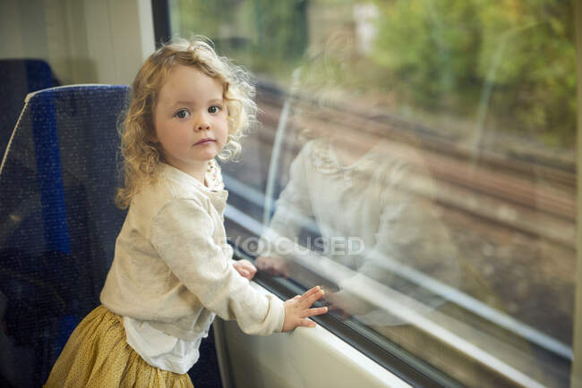 Bambino in treno, ritratto femminile — Foto stock
