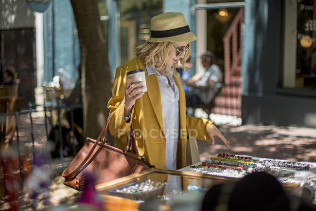 Woman shopping at outdoor market stall, Cape Town, South Africa — Stock Photo