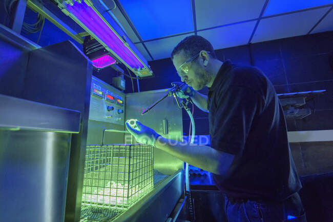 Arbeiter verwenden ultraviolettes Licht, um Risse in Galvanik-Fabrik zu erkennen — Stockfoto