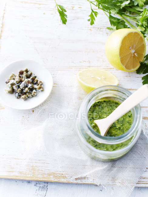 Salsa verde, alcaparras, limones - foto de stock