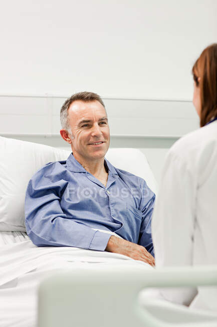 Paciente masculino con médico - foto de stock