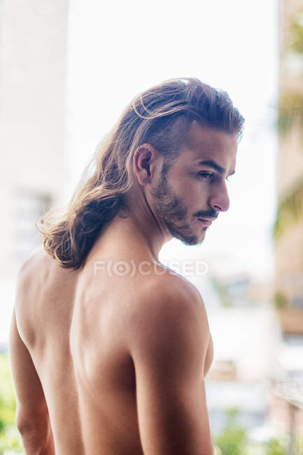 Portrait of bare chested man, rear view, — Stock Photo