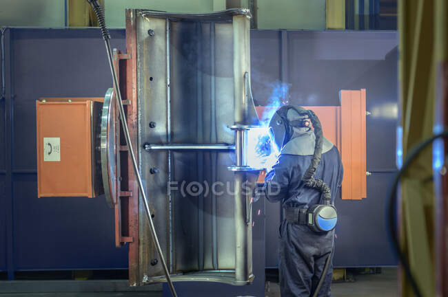 Welder working in engineering factory — Stock Photo