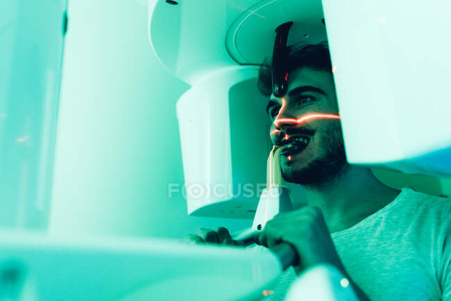 Uomo sottoposto a radiografia dentale — Foto stock