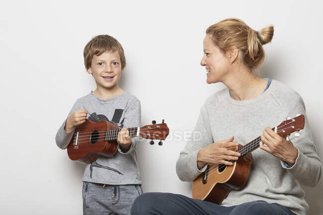 Mère et fils jouant ukulélés — Photo de stock