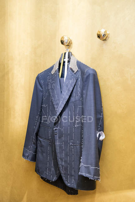 Jaqueta personalizada inacabada pendurada na loja de alfaiates — Fotografia de Stock