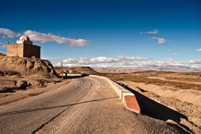 Route vide vers Tamdaght, Maroc, Afrique du Nord — Photo de stock