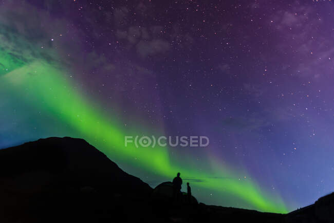 Touristen schauen zu Aurora Borealis, Narsaq, Vestgronland, Grönland — Stockfoto