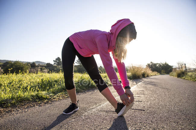 Young woman exercising in rural setting — Stock Photo