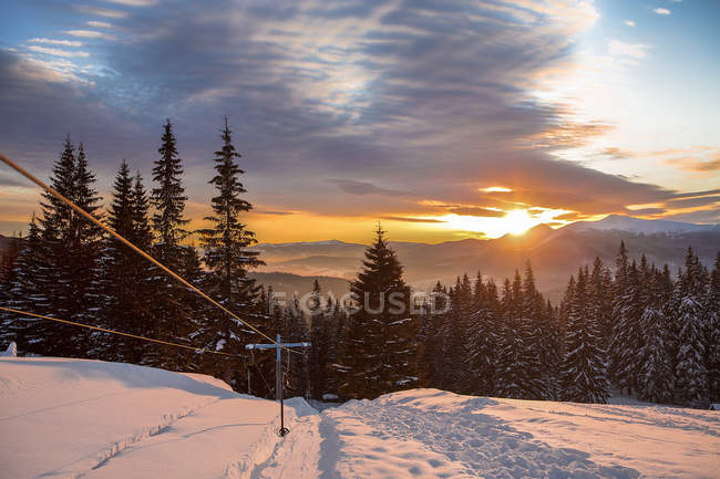 Elevador de esqui na paisagem coberta de neve ao pôr do sol, Gurne, Ucrânia, Europa Oriental — Fotografia de Stock